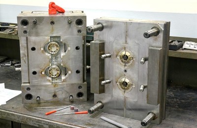 Для литья изделий из пластмасс