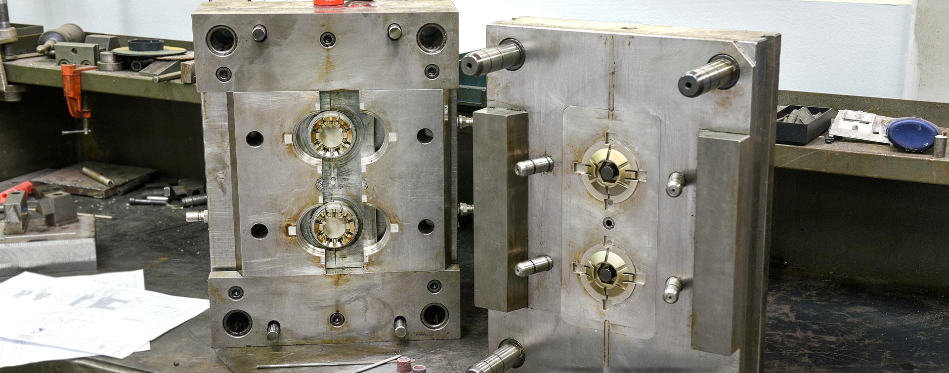 Для литья изделий из пластмасс